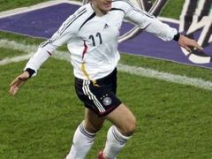 Německý útočník Miroslav Klose se raduje z gólu v přípravném utkání proti USA.