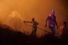 Nejméně 39 lidí zemřelo při požárech v Portugalsku a Španělsku. Přes kouř není ani vidět, říká Čech