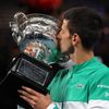 Novak Djokovič s trofejí pro vítěze Australian Open 2021
