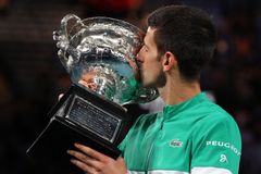 Djokovič nedal Rusovi šanci. V Melbourne vyhrál už podeváté