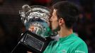 Novak Djokovič s trofejí pro vítěze Australian Open 2021