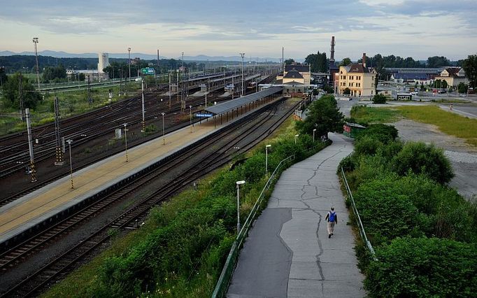 Nádraží Ostrava-Svinov po 5.00 ráno: Tento chodník je jindy touhle dobou řekou cestujících - pracujících. Dnes stojí vlaky a řeka vyschla