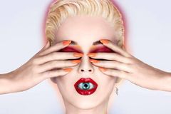 Recenze: Katy Perry chybí jiskra i charisma. Její novinku zachraňují písně o zlomeném srdci