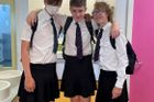Britští žáci si nemůžou do školy vzít kvůli vedrům šortky, vyrazili tedy v sukních