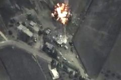 Ruské ministerstvo obrany zveřejnilo snímky leteckých útoků v hornaté oblasti Sýrie. Minulý čtvrtek již Rusové přiznali, že neútočí pouze na pozice Islámského státu.