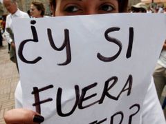 A co kdybyste to byli vy? ptali se v Bogotě lidé demonstrující proti únosům FARC.