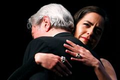 Delonovy děti se rok po jeho smrti přou o majetek a změny v závěti