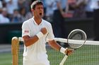 Novak Djokovič se raduje. Je zase o krok blíž ke svému druhému triumfu na nejslavnějším turnaji.