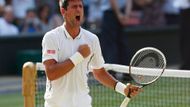 Novak Djokovič se raduje. Je zase o krok blíž ke svému druhému triumfu na nejslavnějším turnaji.