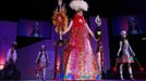 A model presents a creation by hair stylist Dmitry Vinokurov at the 30th anniversary of the Alternative Hair Show at the Royal Albert Hall in London October 14, 2012. REUTERS/Olivia Harris (BRITAIN - Tags: SOCIETY FASHION) Published: Říj. 15, 2012, 2 dop.