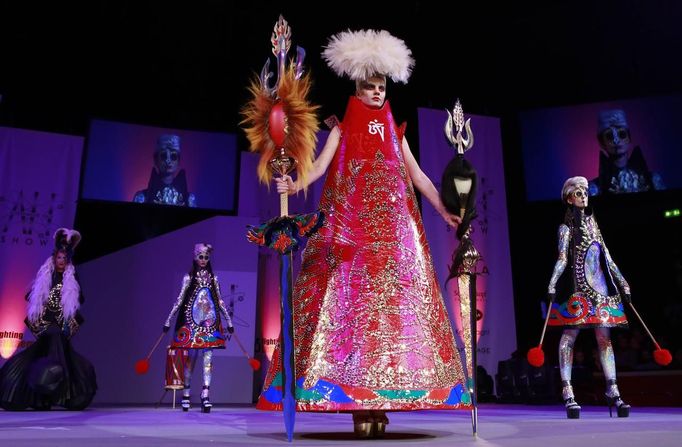 A model presents a creation by hair stylist Dmitry Vinokurov at the 30th anniversary of the Alternative Hair Show at the Royal Albert Hall in London October 14, 2012. REUTERS/Olivia Harris (BRITAIN - Tags: SOCIETY FASHION) Published: Říj. 15, 2012, 2 dop.