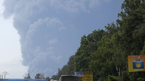 Husté sloupy kouře jsou viditelné ze vzdálenosti několika kilometrů.