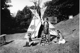 S ní studovali indiánskou kulturu i způsob života, šili si na sebe oblečení a vyráběli tradiční předměty. Na snímku letní táboření v Rokytnici nad Jizerou, rok 1933.