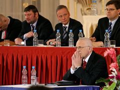 Václav Klaus byl zvolen podruhé prezidentem. Mandát mu skončí 7. března 2008 ve 24 hodin