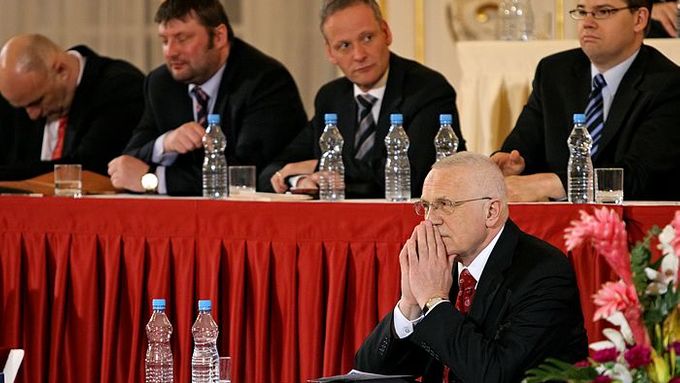 Václav Klaus v očekávání výsledku. Během celé volby byli kandidáti přítomni jednání a čelili tak kritickým projevům před zraky kamer.