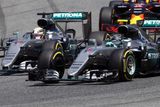 "Nejslavnější" havárie roku se ale odehrála v Barceloně. Krátce po startu GP Španělska si aspiranti na titul Nico Rosberg a Lewis Hamilton nedarovali ani metr asfaltu a výsledkem byla vzájemná kolize a jediný závod sezony, v němž Mercedes nezískal ani bod.