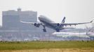 An Aeroflot Airbus A330 plane heading to the Cuban capital Havana takes off at Moscow's Sheremetyevo airport June 27, 2013. A Russian passenger plane left Moscow for Havana on Thursday without any sign of former U.S. spy agency contractor Edward Snowden on board, witnesses said. REUTERS/Sergei Karpukhin (RUSSIA - Tags: POLITICS SOCIETY TRANSPORT) Published: Čer. 27, 2013, 10:54 dop.