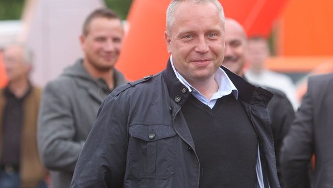 Petr Benda během kampaně ČSSD. Za jeho zády stojí Tomáš Horáček
