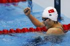 Je možné, aby žena zaplavala na olympiádě rychlejší čas než její mužští kolegové? Čínská plavkyně Jie Š'-wen něco takového, zdá se, dokázala. Zvítězila v polohovém závodě na 400 m rekordním časem 4:28:43. Ustanovila tak nový světový rekord a dokázala být v cíli rychlejší než například Michael Phelps, jenž stejnou trať zvládl o 13 setin sekundy pomaleji. Vítězství plavkyně okamžitě spustilo diskusi o regulérnosti vítězství. Zatím se ví jen to, že dopingové testy neodhalily žádnou nepravost.