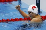 Je možné, aby žena zaplavala na olympiádě rychlejší čas než její mužští kolegové? Čínská plavkyně Jie Š'-wen něco takového, zdá se, dokázala. Zvítězila v polohovém závodě na 400 m rekordním časem 4:28:43. Ustanovila tak nový světový rekord a dokázala být v cíli rychlejší než například Michael Phelps, jenž stejnou trať zvládl o 13 setin sekundy pomaleji. Vítězství plavkyně okamžitě spustilo diskusi o regulérnosti vítězství. Zatím se ví jen to, že dopingové testy neodhalily žádnou nepravost.