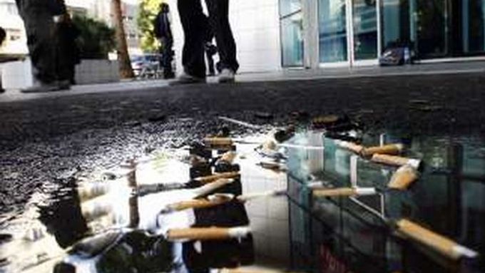 Nedopalky na ulici ve francouzském Nice. Ode dneška platí ve Francii zákaz kouření na veřejných místech