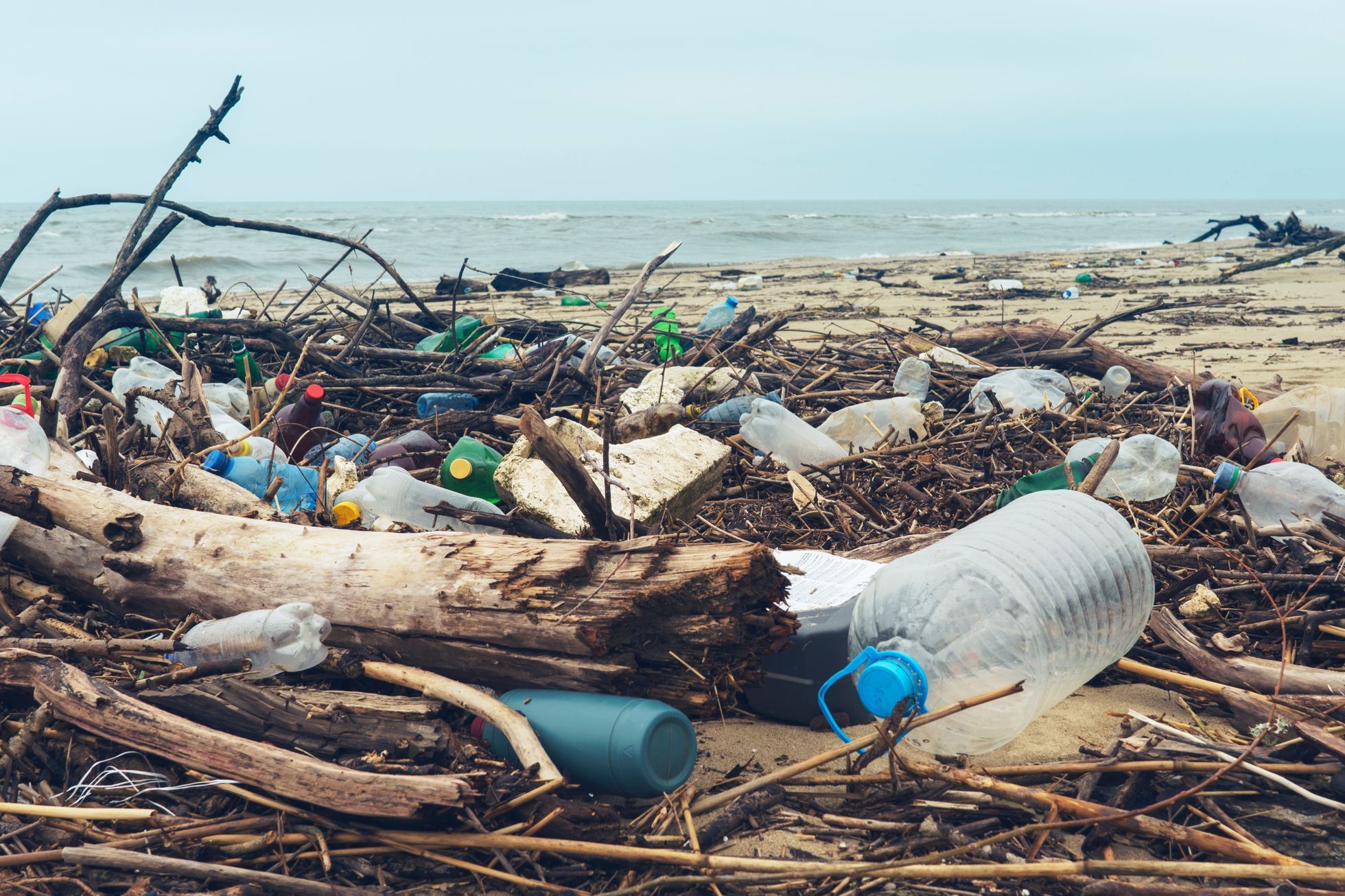 Pláž, odpad, plast, znečištění, ilustrační foto