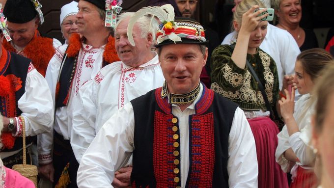 Místopředseda Poslanecké sněmovny Petr Gazdík si v kroji zanotoval slovácké písničky.