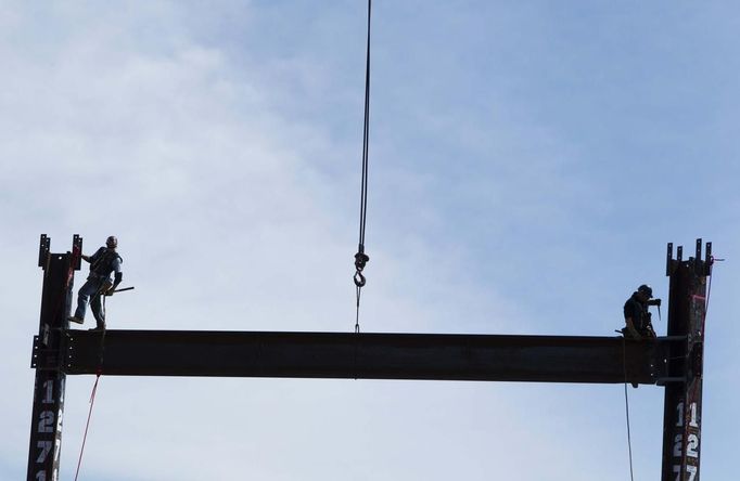 Iron workers Billy Geoghan (L) and Jim Brady place an iron beam on the 100th story of One World Trade Center in New York, April 30, 2012. The addition of iron columns to the 100th story pushed the height of One World Trade above that of the Empire State Building today. REUTERS/Lucas Jackson (UNITED STATES - Tags: CITYSPACE SOCIETY BUSINESS CONSTRUCTION) Published: Kvě. 1, 2012, 1:09 dop.