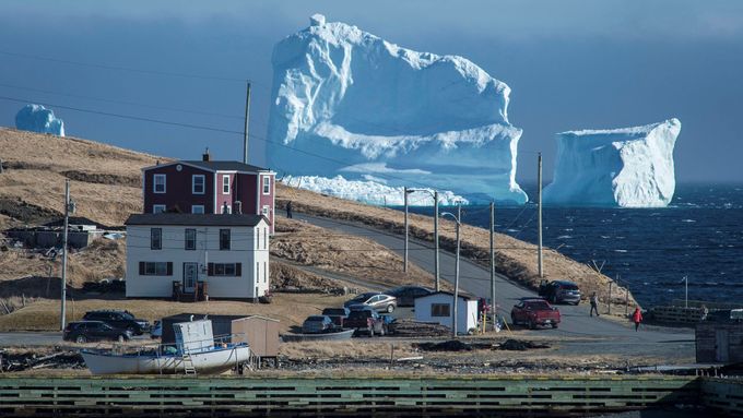 Obyvatelé pobřeží Newfoundlandu sledují každoročně v dubnu ledovce, které se uvolnily do moře v kanadské Arktidě.