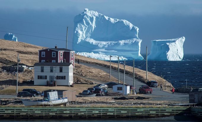 Obyvatelé pobřeží Newfoundlandu sledují každoročně v dubnu ledovce, které se uvolnily do moře v kanadské Arktidě.