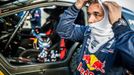 Sebastien Loeb soustředěný před startem etapy. Letošní rok pro něj mohl být kvůli odchodu Peugeotu poslední. Je zatím ve hvězdách, zda se na Rallye Dakar ještě objeví.