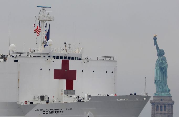 USNS Comfort v New Yorku.