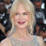 Nicole Kidman se už naštěstí vzdala botoxů a výplní, přesto možná používá aspoň rtěnky nebo lesky zvětšující objem rtů. 
TIP redakce: Lesk na rty, Outrageous Plump Effect, odstín Pump Up It Red, SEPHORA, www.sephora.cz, 350 Kč