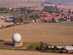 Páteřní radar NATO leží opravdu v těsné blízkosti obce.