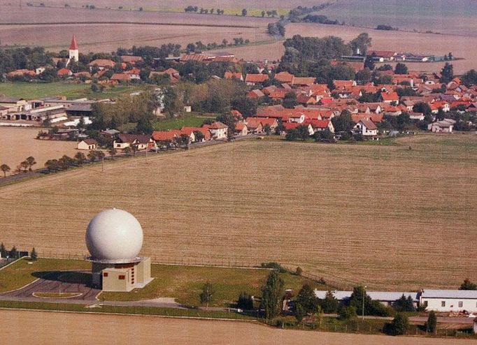 Páteřní radar NATO leží opravdu v těsné blízkosti obce.