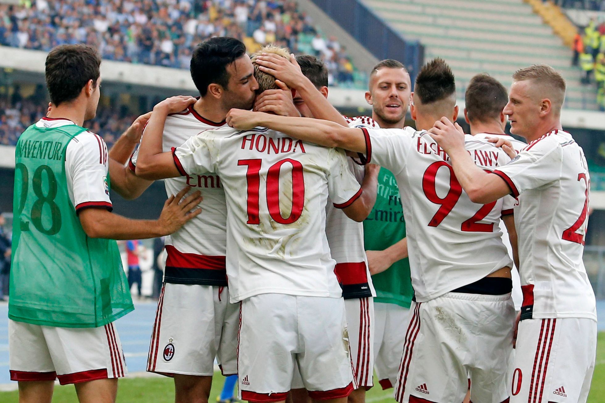 Hráči AC Milán se radují z gólu do sítě Verony