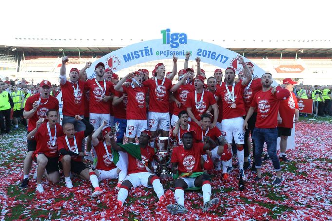 Fotbalisté Slavie slaví ligový titul 2016-17