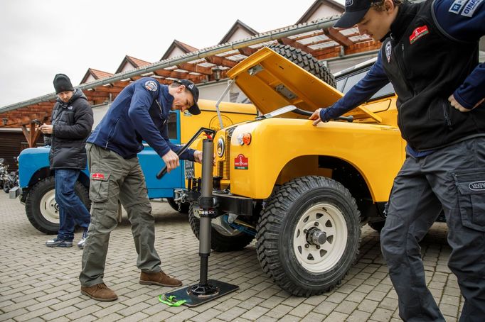 Vozy Land Rover Defender v barvách Vintage Racing Teamupro Dakar Classic 2022