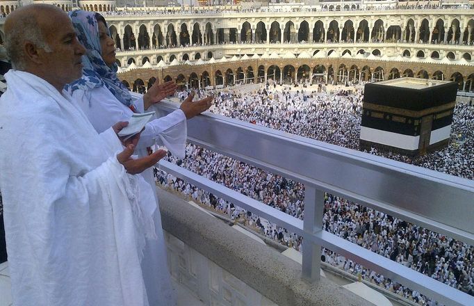 Two Egyptian Muslim pilgrims pray as other pilgrims circle the Kaaba at the Grand mosque during the annual haj pilgrimage in the holy city of Mecca October 22, 2012, ahead of Eid al-Adha which marks the end of haj. On October 25, the day of Arafat, millions of Muslim pilgrims will stand in prayer on Mount Arafat near Mecca at the peak of the annual pilgrimage. REUTERS/Amr Abdallah Dalsh (SAUDI ARABIA - Tags: RELIGION) Published: Říj. 22, 2012, 12:23 odp.