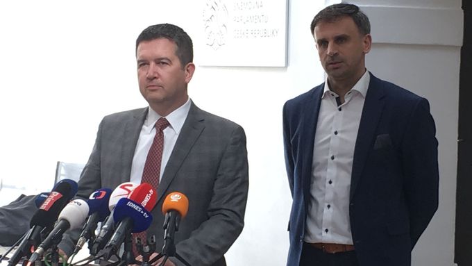 Předseda ČSSD Jan Hamáček a první místopředseda Jiří Zimola po jednání o vládě s vedením ANO 29. března 2018