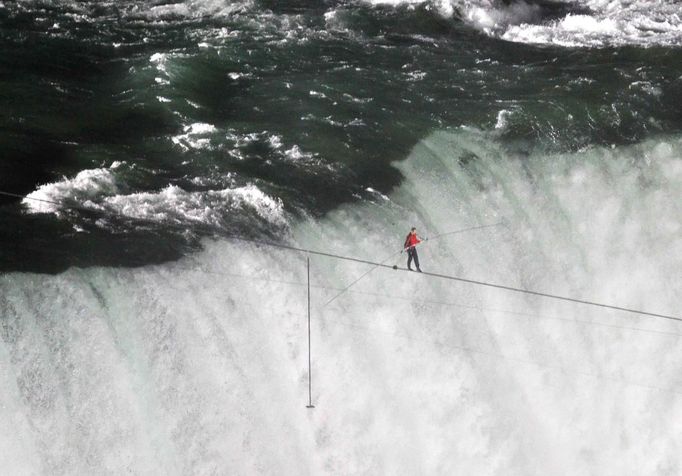 Kaskadér Nik Wallenda přešel po laně Niagarské vodopády