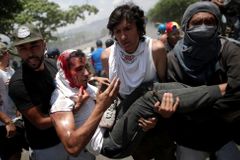 Čtyři mrtví a stovky zraněných po střetech ve Venezuele. Zrádce uvězním, hrozí Maduro