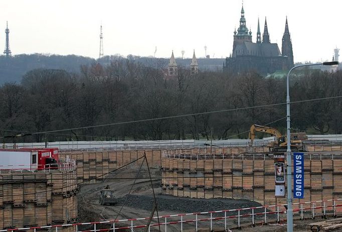 Letná se proměňuje. Výjezd z tunelu Blanka je už zřetelný. Pohled směrem na Chrám sv. Víta.