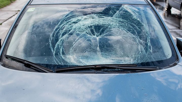 Kus ledu z nákladního vozu proletěl jiným autem a zranil jeho řidiče, viník ujel