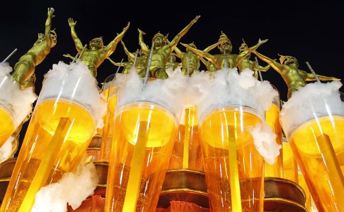 Revellers of the Unidos da Tijuca samba school participate in the annual carnival parade at Rio de Janeiro's Sambadrome, February 10, 2013. REUTERS/Pilar Olivares (BRAZIL - Tags: SOCIETY) Published: Úno. 11, 2013, 4:27 dop.