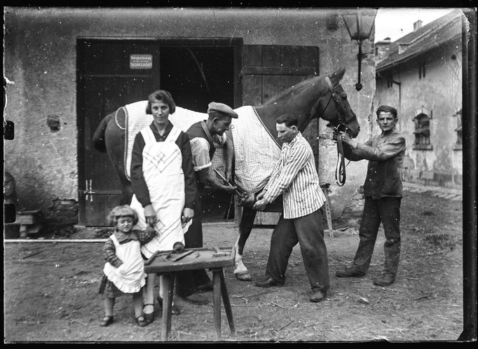 Archivní snímky neznámých autorů z let cca1900-1945, které zachraňuje fotograf Martin Wágner v rámci projektu "Negativy z popelnice" a dokumentuje tak zmizelý svět.