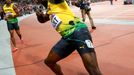 Jamajský sprinter Usain Bolt se raduje z vítězství ve finále na 100 metrů během OH 2012 v Londýně.