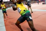 Usain Bolt se raduje z vítězství ve finále sprintu na 100 metrů.