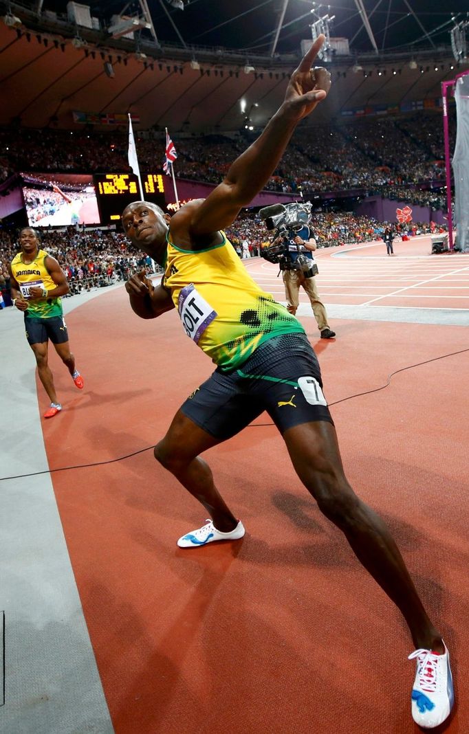 Jamajský sprinter Usain Bolt se raduje z vítězství ve finále na 100 metrů během OH 2012 v Londýně.