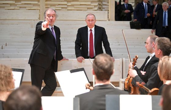 Dirigent Valerij Gergijev (vlevo) se s ruským prezidentem Vladimirem Putinem přátelí od 90. let minulého století.